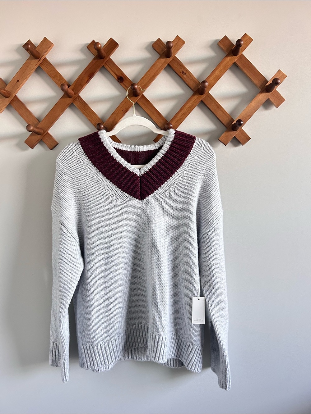 Abercrombie & Fitch V-Neck Sweater in Light Gray with Burgundy Trim